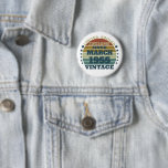 Personalisierte Vintage Geburtstagsgeschenkidee Button<br><div class="desc">Mit diesem Vintagen Sonnenuntergang-Grafikdesign mit phantastischen Typografie-Schriftart-Schriftzeichen können Sie Ihrer Garderobe-Kollektion etwas Originalität hinzufügen. Das ist eine tolle Geschenkidee für Männer, Frauen, Ehemänner, Ehefrau und einen Freund, der dieses einzigartige Kunstwerk Liebe geben wird. Das phantastischste und lustigste Urlaubsgeschenk für Ihr Party zum Geburtstag. Sie werden in dieser einzigartigen Vintagen Abbildung...</div>