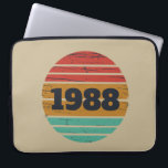 Personalisierte Vintage Geburtstagsgeschenkidee Laptopschutzhülle<br><div class="desc">Mit diesem Vintagen Sonnenuntergang-Grafikdesign mit phantastischen Typografie-Schriftart-Schriftzeichen können Sie Ihrer Garderobe-Kollektion etwas Originalität hinzufügen. Das ist eine tolle Geschenkidee für Männer, Frauen, Ehemänner, Ehefrau und einen Freund, der dieses einzigartige Kunstwerk Liebe geben wird. Das phantastischste und lustigste Urlaubsgeschenk für Ihr Party zum Geburtstag. Wenn Ihnen dieses Kunstwerk gefällt, können Sie...</div>