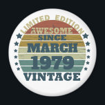 Personalisierte Vintage Geburtstagsgeschenkidee Magnet<br><div class="desc">Mit diesem originellen, 1979 in Retro-Look gestalteten Geburtstagsdesign mit phantastischen Farbtönen und Typografie geschriebenen Schriftart, können Sie Ihrem Kleiderschrank etwas Originalität hinzufügen. Es ist eine großartige Geschenkidee für Männer, Frauen, Ehemann, Ehefrau und einen Freund, der dieses einmalige Kunstwerk Liebe geben wird. Das phantastischste und lustigste Urlaubsgeschenk für Ihr Party zum...</div>