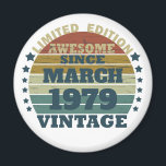 Personalisierte Vintage Geburtstagsgeschenkidee Magnet<br><div class="desc">Mit diesem originellen, 1979 in Retro-Look gestalteten Geburtstagsdesign mit phantastischen Farbtönen und Typografie geschriebenen Schriftart, können Sie Ihrem Kleiderschrank etwas Originalität hinzufügen. Es ist eine großartige Geschenkidee für Männer, Frauen, Ehemann, Ehefrau und einen Freund, der dieses einmalige Kunstwerk Liebe geben wird. Das phantastischste und lustigste Urlaubsgeschenk für Ihr Party zum...</div>