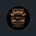 Personalisierte Vintage Whisky-Marke von 65 Jahren Button<br><div class="desc">Mit diesem Vintagen klassischen Geburtstagsgrafik-Design mit phantastischen Typografie-Schriftart-Schriftzeichen können Sie Ihrer Garderobe-Kollektion etwas Originalität hinzufügen. Das ist eine tolle Geschenkidee für Männer, Frauen, Ehemänner, Ehefrauen-Freundinnen und einen Freund, der dieses einzigartige Kunstwerk Liebe geben wird. Das phantastischste und lustigste Urlaubsgeschenk für Ihr Party zum Geburtstag. Wenn Ihnen dieses Kunstwerk gefällt, können...</div>