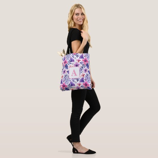 Personalisierte, violette Handblumen Tasche (Am Model)