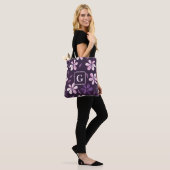 Personalisierte, violette Handblumen Tasche (Am Model)