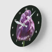 Personalisierte violette Tulpenblume Runde Wanduhr (Winkel)