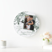 Personalisierte Vorlage für grün-weiße Blüten Große Wanduhr (Zuhause)