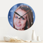 Personalisierte Wall-Uhr für kundenspezifisches Fo Runde Wanduhr<br><div class="desc">Laden Sie ein Foto hoch und erstellen Sie ganz einfach Ihre personalisierte Foto-Wanduhr. Sie können dieses Design auf anderen Zazzle-Produkten übertragen und an die meisten Zazzle-Produkte anpassen. Standard Studio Designs werden in hochauflösender Vektorgrafik für einen beruflichen Druck hergestellt. Vielen Dank, dass Sie sich für unsere Designs entschieden haben und sich...</div>