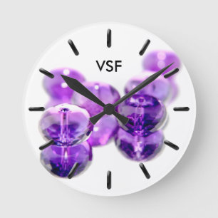 Personalisierte Wanduhr mit violetten Perlen und I