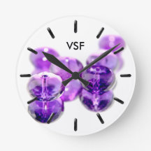 Personalisierte Wanduhr mit violetten Perlen und I