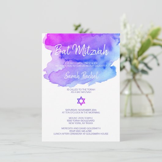 Personalisierte Wasserfarbe Lila Blue Bat Mitzvah Einladung (Stehend Vorderseite)