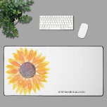 Personalisierte Wasserfarben-Sonnenblume<br><div class="desc">Diese stilvolle Schreibtischmatte ist mit einer wasserfarbenen Sonnenblume in Gelbtönen dekoriert. Einfach anpassbar. Ändern Sie mithilfe des Entwurfstools die Textgröße,  den Stil oder die Farbe. Wenn wir unsere Kunstwerke erstellen,  werden Sie dieses exakte Bild von anderen Designern nicht finden. Original Wasserfarbe © Michele Davies.</div>