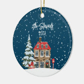 Personalisierte Weihnachtsdörfchen-Ornament Keramik Ornament (Links)