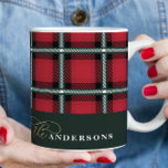 Personalisierte Weihnachtsfeiertage in Rotterdam Kaffeetasse<br><div class="desc">Weihnachten rot und grün Tartan karierte stilvolle elegante Adressetiketten. Text mit Gold-Effekt-Skript. Modernes traditionelles Design.</div>