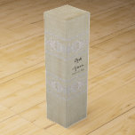Personalisierte Weinkiste Rustikale Spitzen Vintag Weinbox<br><div class="desc">Personalisierte Geschenkboxen für eine Weinflasche. COLOR PALETTE: neutrales Cremebeige mit weicher, weißer DESIGN-SALLECTION: Dieser Lace ist von der Grafikerin Audrey Jeanne Roberts handgefertigt und sieht aus wie antike Vintage handgefertigte Schnürsenkel. Mit seinen schönen, wirbelreichen blüh- und Scrolldetails fügt es Ihrer Scheune, Ihrem Hinterhof, dem rustikalen Bauernhof, der Hochzeit, dem Brautparty...</div>