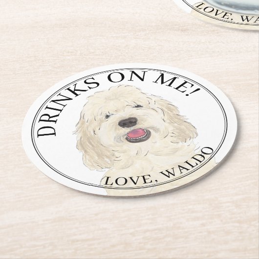 Personalisierte Weißcreme Golden Doodle Hochzeit Runder Pappuntersetzer (Angewinkelt)