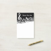 Personalisierte weiße durcheinandergebrachte post-it klebezettel (Auf Schreibtisch)