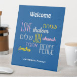 Personalisierte WELCOME LIEBE JOACE Jüdisch Sockelschild<br><div class="desc">Mit diesem personalisierten hebräischen Willkommensschild in Tekheletblau mit KUNSTBAR TEXT verleihen Sie Ihrer Zuhause eine einladende Note. Der Platzhaltertext ist anpassbar, sodass Sie die Überschrift ändern und Ihren Familiennamen hinzufügen können. Die Worte LIEBE JOY PEACE sind auch auf Hebräisch geschrieben (und farbkodiert). Geeignet für Hanukkah, Hochzeiten, Firmenveranstaltungen, Ansammlungen, Erntedank, besondere...</div>
