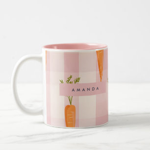 Personalisierte Whimsical Karotten und Rosa Gingha Zweifarbige Tasse