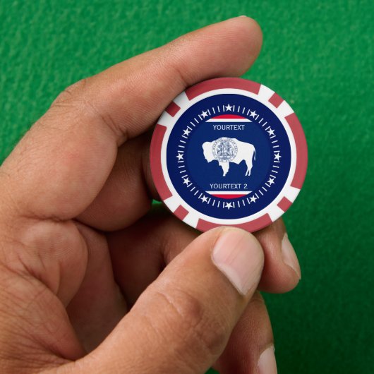 Personalisierte Wyoming-Staatsflagge auf Pokerchips (Hand)