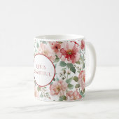 Personalisierte Zitate mit rosa roten Blumen Kaffeetasse (VorderseiteRechts)