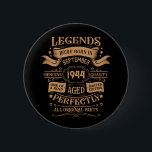 Personalisierten achtzig Vintage 80. Geburtstagspa Button<br><div class="desc">Machen Sie Ihren Geburtstag mit diesem einzigartigen Design zu einem besonderen Erlebnis. Fügen Sie Ihrer Geburtstagsfeier eine Touch eleganter Eleganz hinzu mit unseren exquisiten, einzigartigen Designs. Diese Grafiken verleihen jedem Produkt Raffinesse und Originalität und schaffen so ein unvergessliches und stilvolles Geschenk. Sie sind perfekt für diejenigen, die eine Touch zeitlosen...</div>