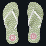 Personalisierten Mit Monogramm Grüne und Weiß Zick Badesandalen<br><div class="desc">Personalisierte Mit Monogramm Green & White Zickzack Hochzeitskippen</div>