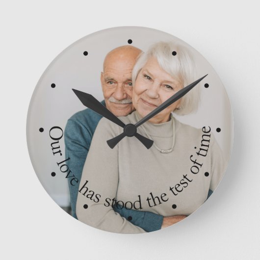Personalisierten unserer Liebe haben die Zeit abge Runde Wanduhr (Vorderseite)