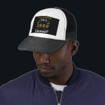 Personalisierter 21. Geburtstag Geboren 2000 Vinta Truckerkappe<br><div class="desc">Ein personalisierter LKW/Baseball-Hut für diesen Geburtstag Person geboren im Jahr 2000 und wird 21. Fügen Sie den Namen zu diesem Vintagen Retro-Stil Schwarz, Weiß und Gold-Design für ein individuelles 21. Geburtstagsgeschenk. Bearbeiten Sie einfach den Namen und das Jahr mit der Vorlage. Ein wunderschönes, eigens für den schwarzen Geburtstag entwickeltes Geschenk....</div>