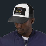 Personalisierter 21. Geburtstag Geboren 2000 Vinta Truckerkappe<br><div class="desc">Ein personalisierter LKW/Baseball-Hut für diesen Geburtstag Person geboren im Jahr 2000 und wird 21. Fügen Sie den Namen zu diesem Vintagen Retro-Stil Schwarz, Weiß und Gold-Design für ein individuelles 21. Geburtstagsgeschenk. Bearbeiten Sie einfach den Namen und das Jahr mit der Vorlage. Ein wunderschönes, eigens für den schwarzen Geburtstag entwickeltes Geschenk....</div>