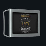 Personalisierter 50. Geburtstag Geboren 1971 Vinta Rechteckige Gürtelschnalle<br><div class="desc">Ein personalisierter Gürtelschnalle für diesen Geburtstagskavent, der 1971 geboren und 50 Jahre alt wurde. Fügen Sie den Namen zu diesem Vintagen Retro-Stil Schwarz, Weiß und Gold für ein maßgeschneidertes 50. Geburtstagsgeschenk hinzu. Bearbeiten Sie den Namen und das Jahr einfach mit der Vorlage. Ein wunderbares, individuelles, schwarzes Geburtstagsgeschenk. Mehr Geschenke und...</div>