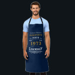 Personalisierter 50. Geburtstag Geboren 1973 Vinta Schürze<br><div class="desc">Eine personalisierte klassische blaue Schürze für diese Geburtstagsfeier für jemanden, der 1973 geboren und 50 Jahre alt wurde. Fügen Sie den Namen zu diesem Vintagen Retrostil Blau, Weiß und Gold für ein individuelles 50 Geburtstagsgeschenk hinzu. Bearbeiten Sie den Namen und das Jahr einfach mit der Vorlage. Ein wunderbares, individuelles blaues...</div>