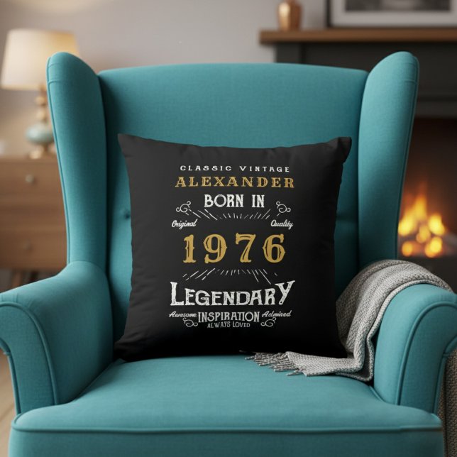 Personalisierter 50. Geburtstag Geboren 1976 Legen Kissen (Born 1976 birthday throw pillow in an armchair.)