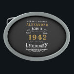 Personalisierter 80. Geburtstag Geboren 1942 Vinta Ovale Gürtelschnalle<br><div class="desc">Ein personalisierter Gürtelschnalle für diese Geburtstagsmenschen, geboren 1942 und ab 80. Fügen Sie den Namen zu diesem Vintagen Retro-Stil Schwarz, Weiß und Gold für ein maßgeschneidertes 80. Geburtstagsgeschenk hinzu. Bearbeiten Sie den Namen und das Jahr einfach mit der Vorlage. Ein wunderbares, individuelles, schwarzes Geburtstagsgeschenk. Mehr Geschenke und Party-Vorräte für die...</div>
