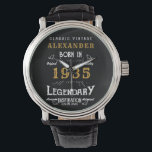 Personalisierter 90. Geburtstag oder Ruhestand Geb Armbanduhr<br><div class="desc">Eine personalisierte, einzigartige Uhr für den besonderen Geburtstag, der 90 Jahre alt wird, oder für das Ruhestandsgeschenk. Fügen Sie den Namen zu diesem Vintagen Retro-Stil Schwarz, Weiß und Gold für ein individuelles Geschenk. Bearbeiten Sie den Namen und das Jahr einfach mit der Vorlage. Ein wunderbares Sondergeschenk für einen besondere Anlass....</div>