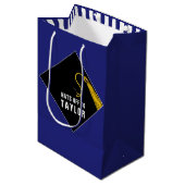 Personalisierter Abschluss Blue Medium Geschenktas Mittlere Geschenktüte (Vorderseite Schrägansicht)