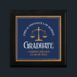 Personalisierter Abschluss der Blue Gold Law Schoo Erinnerungskiste<br><div class="desc">Die Geschenkboxen der Abschluss- der Nobelschule für Seefahrt und Goldrecht zeigt klassische Typografie unter den Maßstäben der Gerechtigkeit und den Namen Ihrer Uni für die Klasse von 2024. Passen Sie sich mit Ihrem geschlossen Jahr für ein großes personalisiertes Studium-Geschenk an.</div>