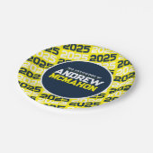 Personalisierter Abschluss Gelb und Navy Blue Pappteller (Schrägansicht)