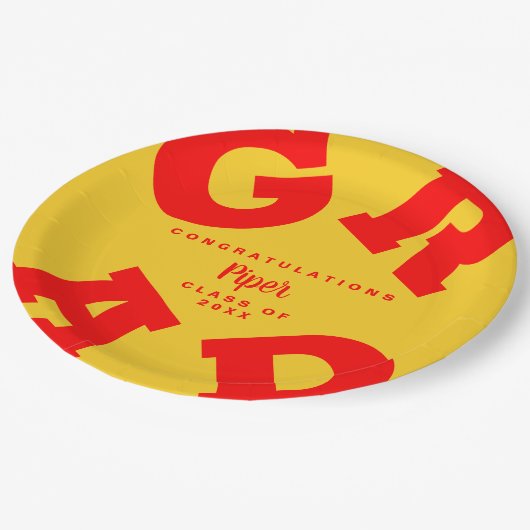 Personalisierter Abschluss Rot und Gelb Pappteller (Schrägansicht)