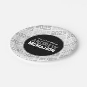 Personalisierter Abschluss Weiß und Schwarz Pappteller (Schrägansicht)