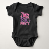 Personalisierter ADD NAME Tiny but Mighty Pink Lil Baby Strampler (Vorderseite)