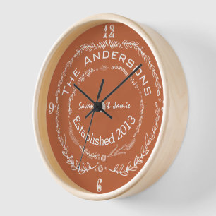 Personalisierter alter rustikaler Blumenkranz-Schw Wanduhr