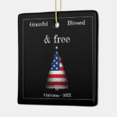 Personalisierter amerikanischer Flag-Weihnachtsbau Keramikornament (Links)