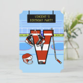 Personalisierter Anfangsbuchstabe V Eishockey Einladung (Stehend Vorderseite)