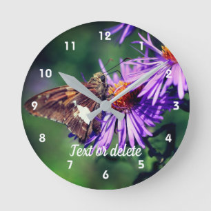 Personalisierter Aster-Blüten-Schmetterling Painte Runde Wanduhr