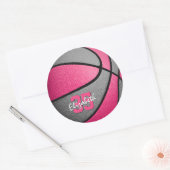 personalisierter Basketball in mädchenhaftem Rosa Runder Aufkleber (Umschlag)