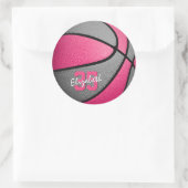 personalisierter Basketball in mädchenhaftem Rosa Runder Aufkleber (Tasche)