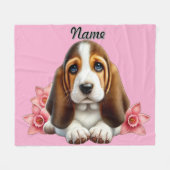 Personalisierter Basset-Hund-Welpe mit Blume Fleecedecke (Vorderseite (Horizontal))