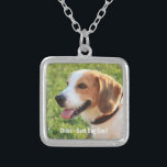 Personalisierter Beagle-HundeFoto-und Hundename Versilberte Kette<br><div class="desc">Personalisierter Beagle-HundeFoto-und Hundenamenentwurf - fertigen Sie dieses Andenken mit einem geladenen Foto von Ihrem Beagle der Name des Hundes besonders an oder addieren Sie Ihren eigenen Text - wir Liebe "der Name des Hundes", der Geburtstag des Hundes oder Tag des Überschreitens. Klicken Sie einfach an "besonders anfertigen", um Ihren personalisierten...</div>