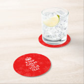 Personalisierter BEHALT CALM und Ihre auf Rot Runder Pappuntersetzer (Vor Ort)