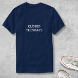Personalisierter benutzerdefinierter Text T-Shirt<br><div class="desc">Fügen Sie diesen T - Shirt einfach Ihren eigenen Text hinzu, um ein einmaliges Geschenk zu erstellen. Es gibt Platz für 1, 2, 3, Textzeilen. Fügen Sie ein Zitat, lustiges Sprichwort, jemandes Namen, etc. hinzu. Ändern Sie die Farbe oder ändern Sie die Größe einer Frau oder eines Kindes. So viele...</div>