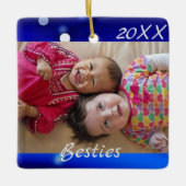 Personalisierter "Besties" Blue Holiday Keramikornament (Vorderseite)